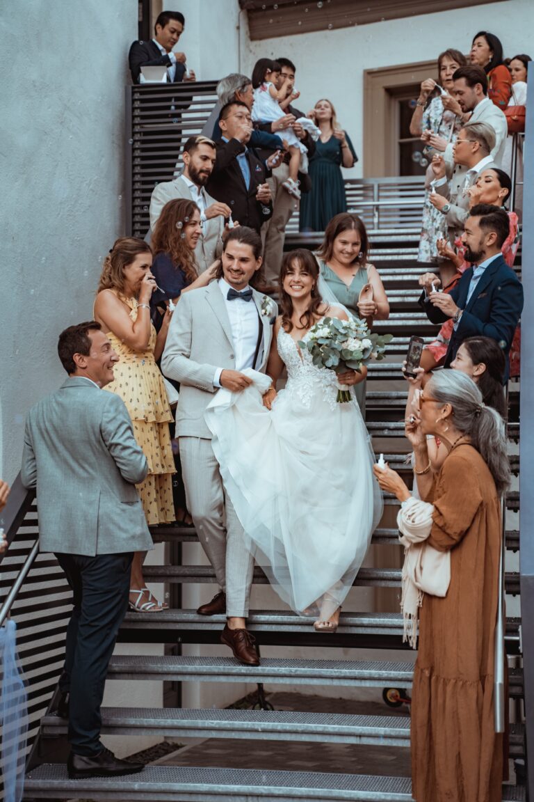 00027-florian-knusper-hochzeitsfotograf-wuerzburg-brautpaar-auf-treppe-Vogelsburg Volkach