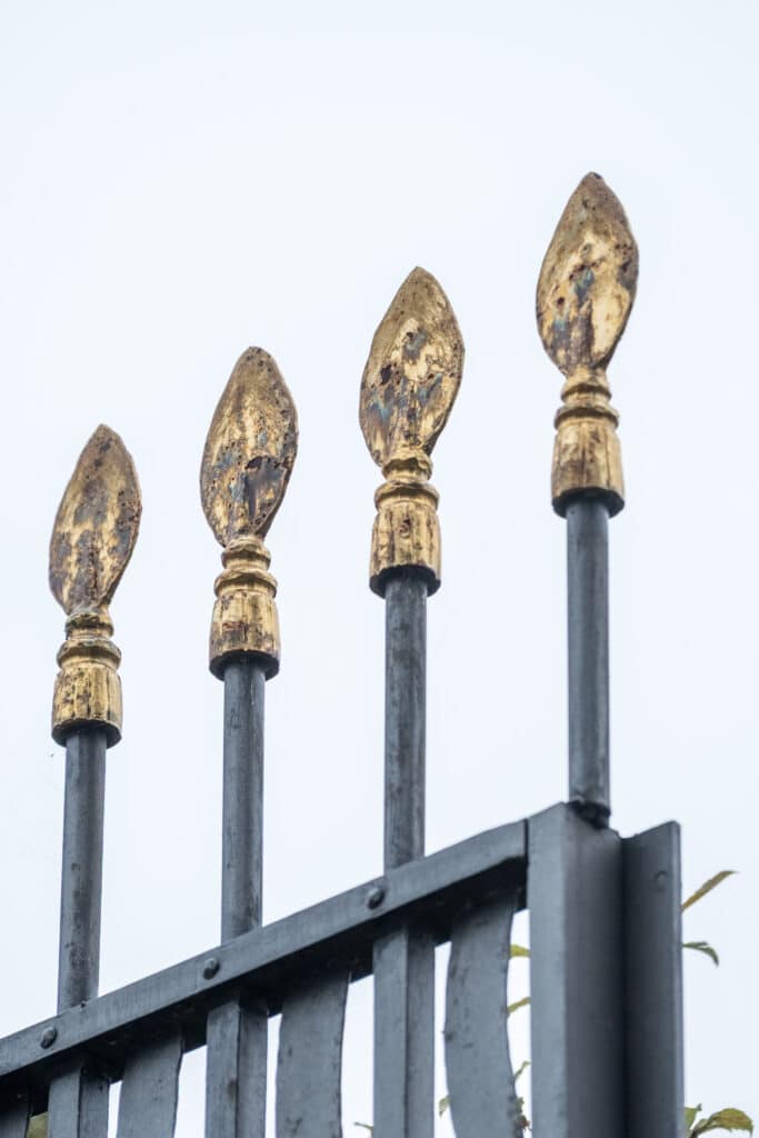Verzierte Metallgitter im Außenbereich