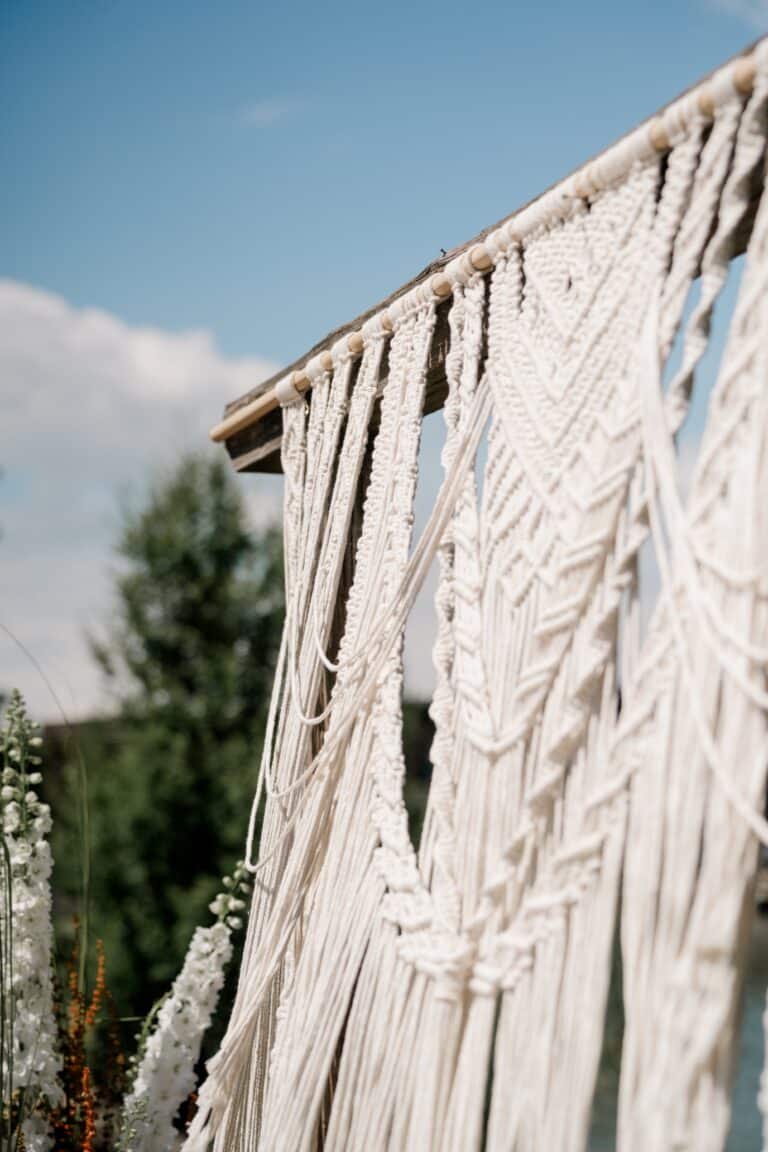00028-florian-knusper-hochzeitsfotograf-wuerzburg-macrame-hochzeitsbogen-Brückenbaron