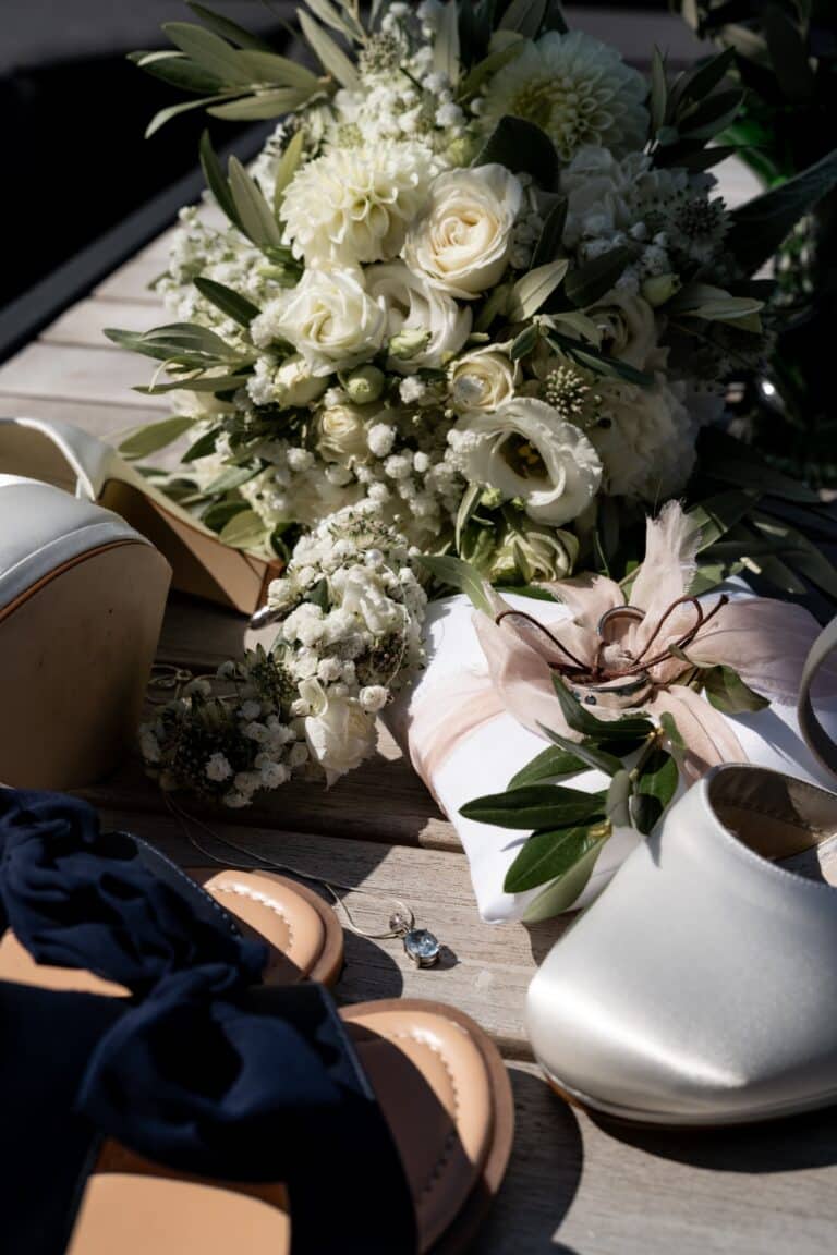 00029-florian-knusper-hochzeitsfotograf-wuerzburg-blumenstrauss-und-schmuck-Schlosshotel Steinburg Wuerzburg