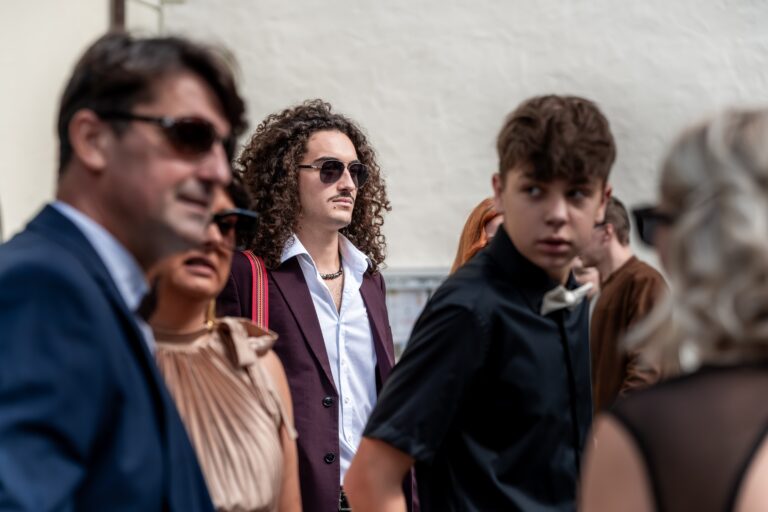 00029-florian-knusper-hochzeitsfotograf-wuerzburg-gruppe-von-gaesten-villa-oriental