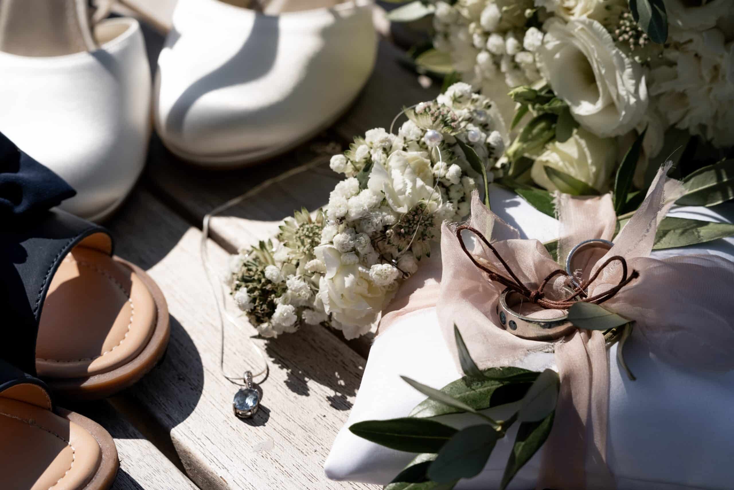 Blumen und Eheringe auf Holzuntergrund