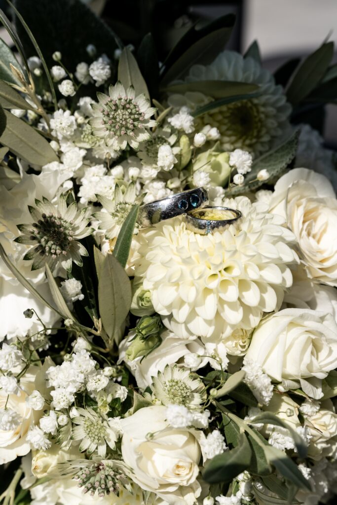 Blumenarrangement mit Eheringen