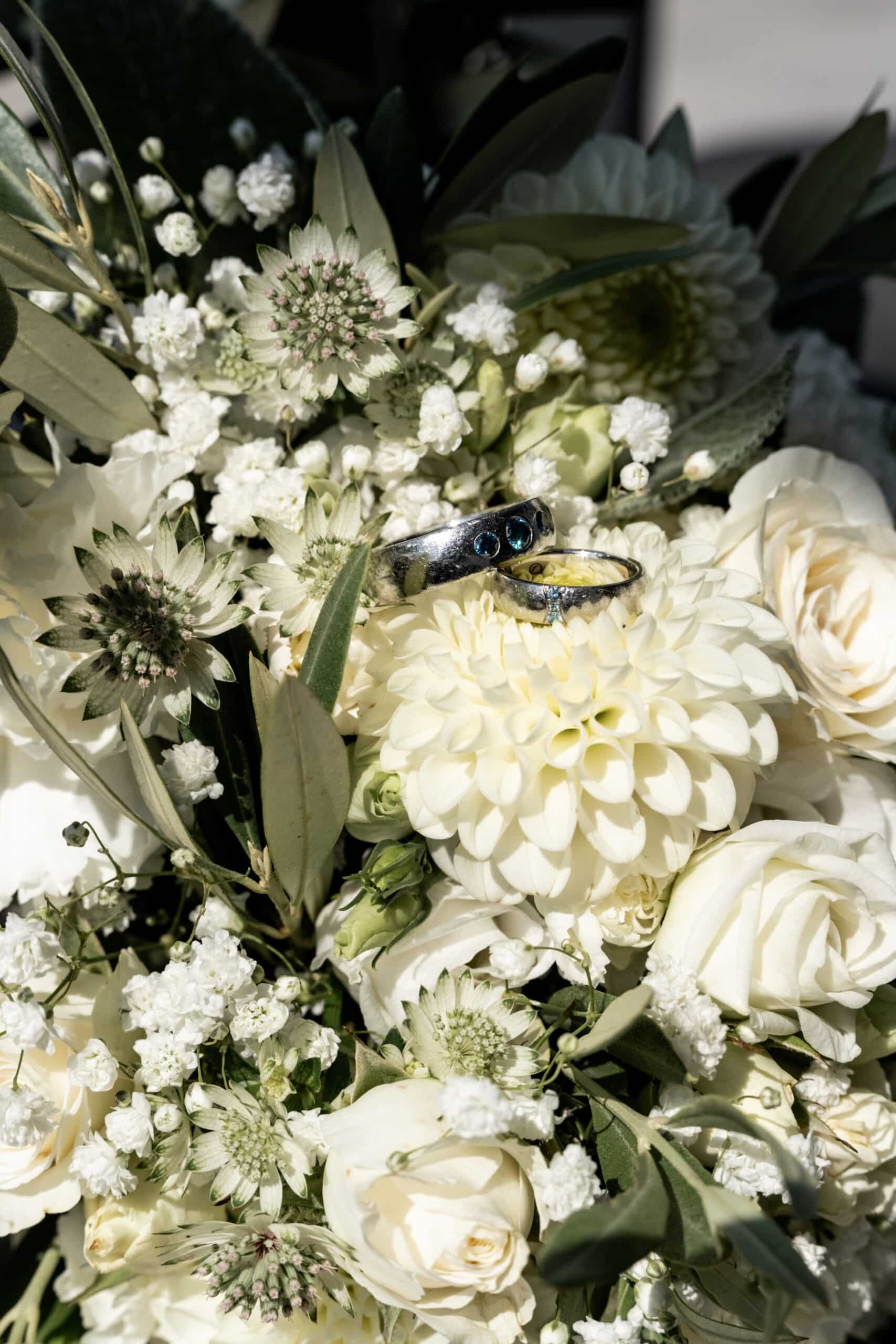 Blumenarrangement mit Eheringen