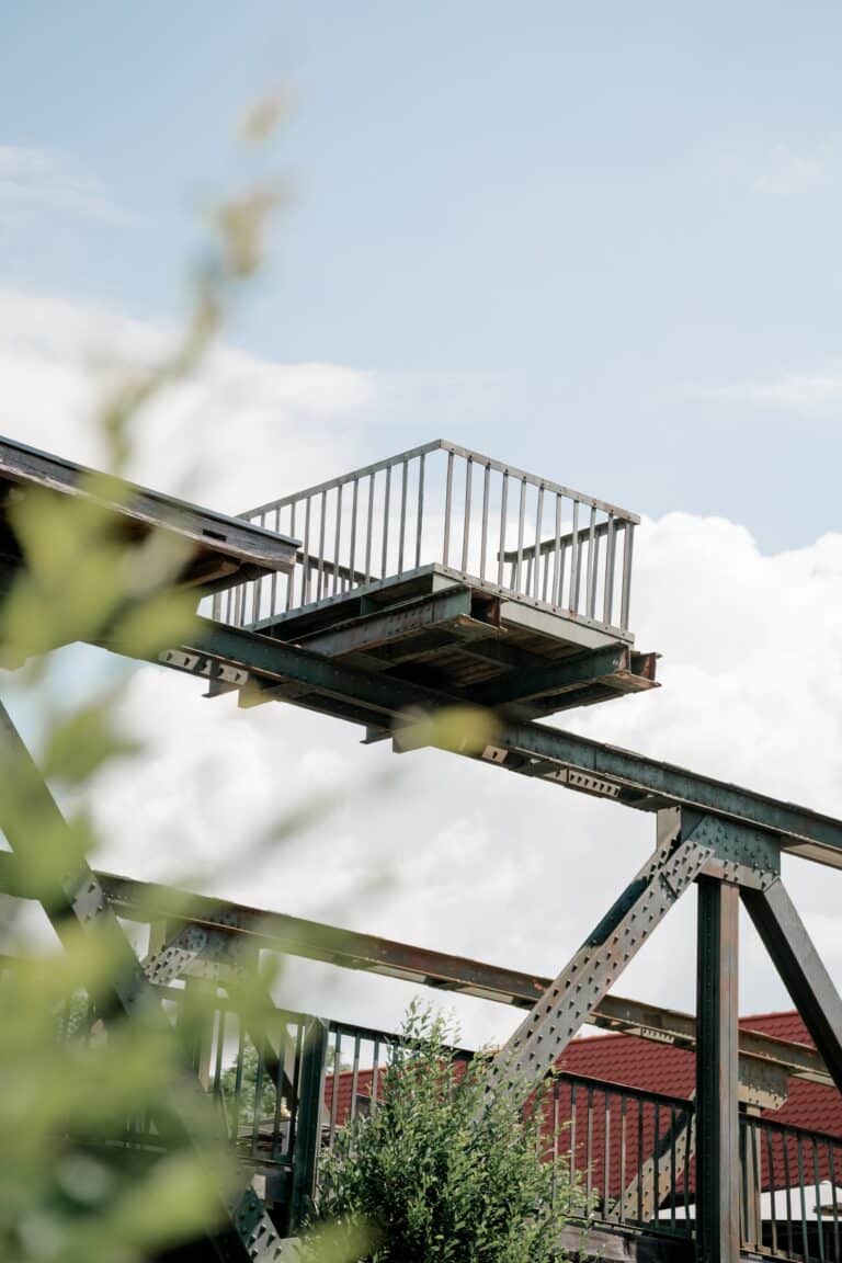 00034-florian-knusper-hochzeitsfotograf-wuerzburg-bruecke-im-freien-Brückenbaron
