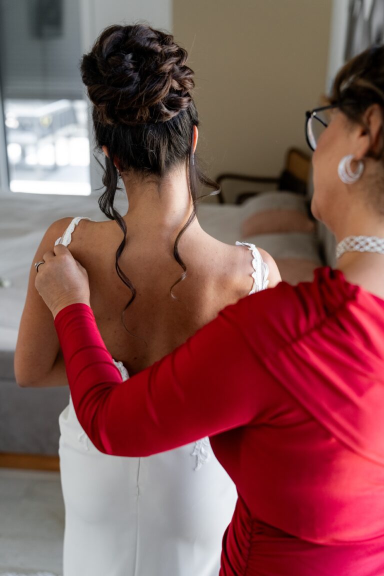 00035-florian-knusper-hochzeitsfotograf-wuerzburg-braut-mit-helferin-Schlosshotel Steinburg Wuerzburg