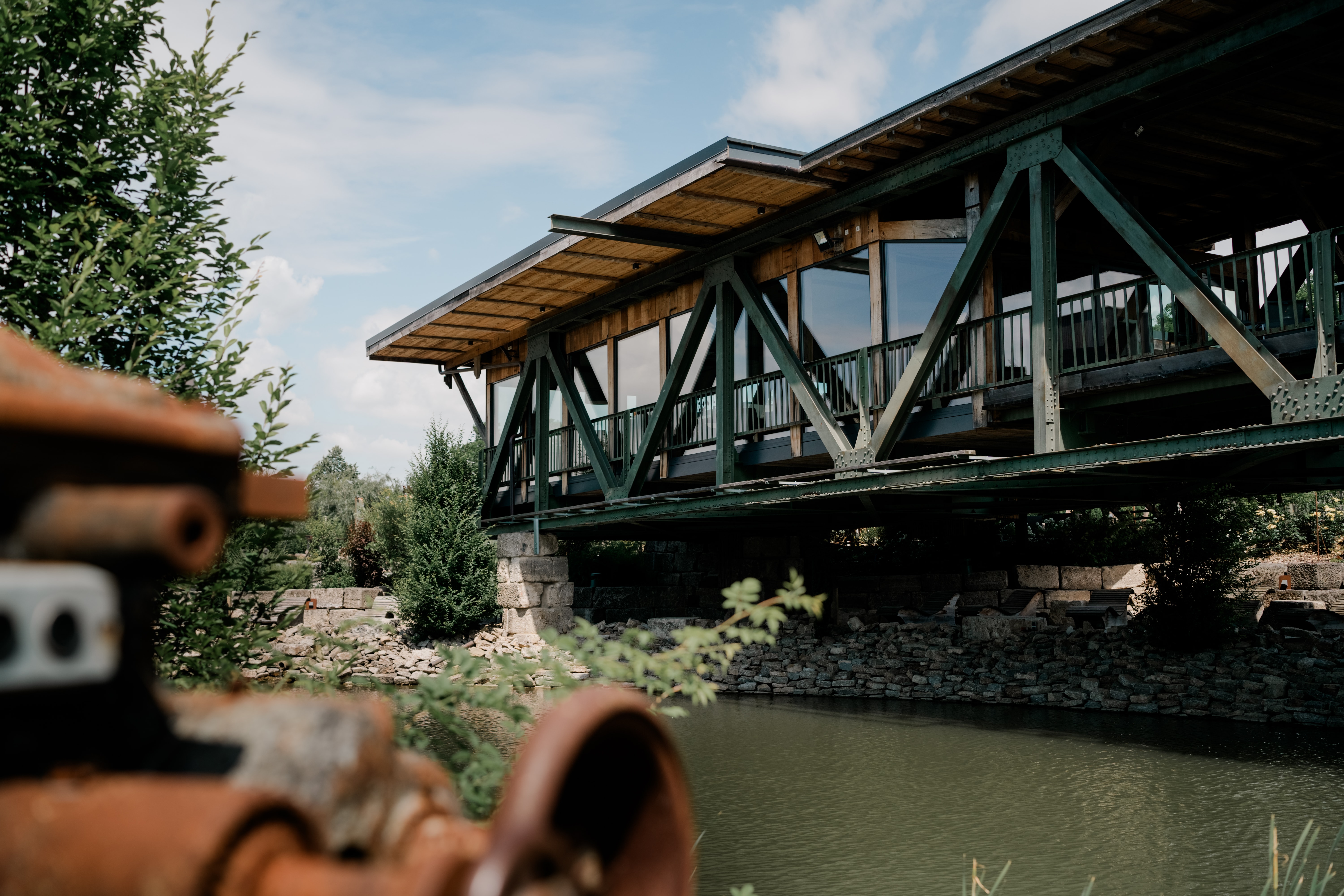 Brücke mit moderner Architektur über Flusslauf