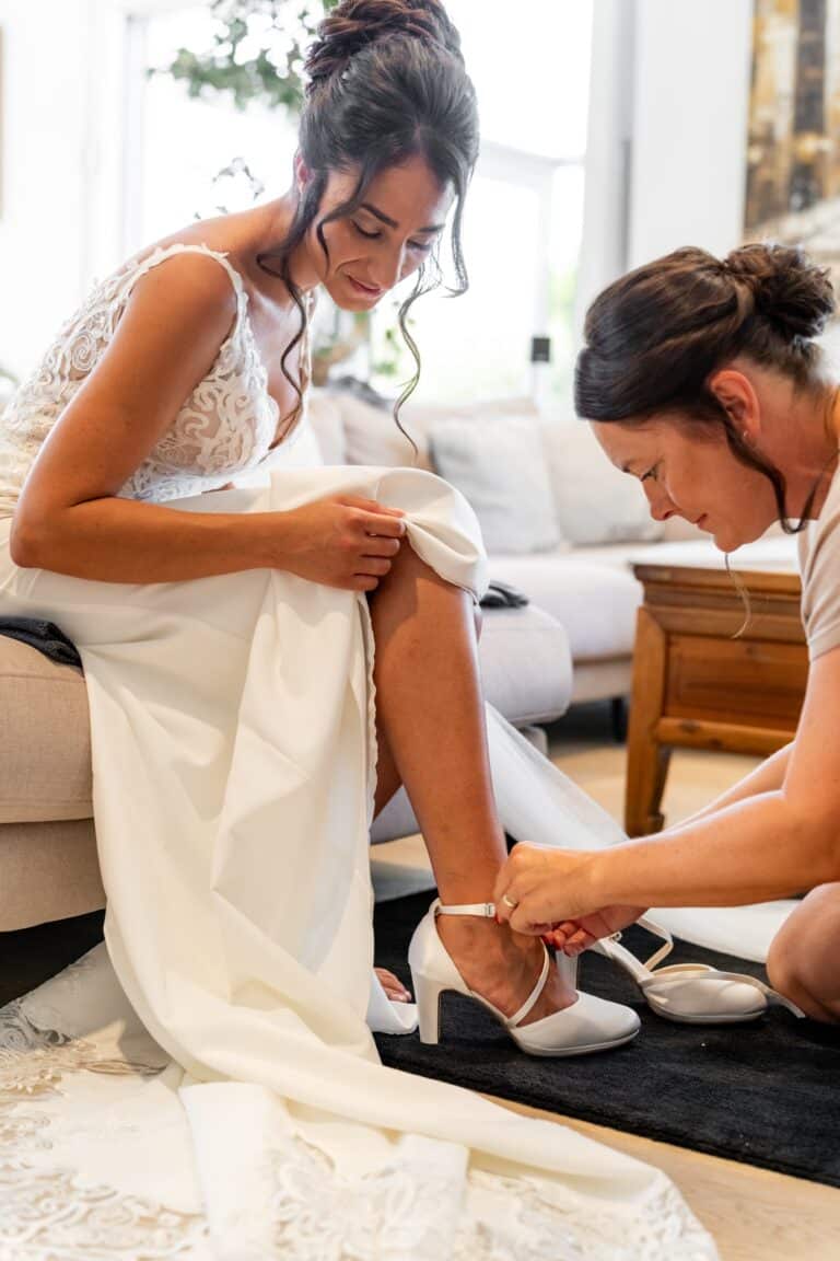 00037-florian-knusper-hochzeitsfotograf-wuerzburg-braut-fuesse-anziehung-Schlosshotel Steinburg Wuerzburg