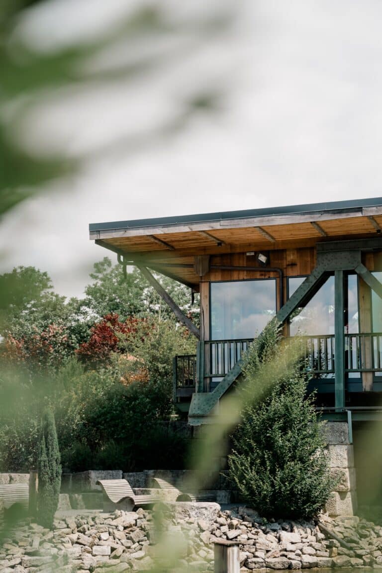 00037-florian-knusper-hochzeitsfotograf-wuerzburg-gartenhaus-im-gruenen-Brückenbaron