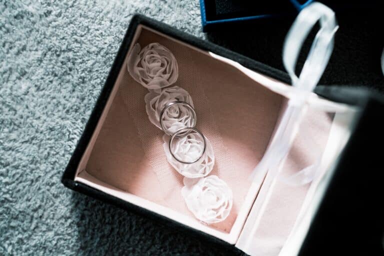 00038-florian-knusper-hochzeitsfotograf-wuerzburg-eheringe-in-schachtel-Dänischer Pavillon