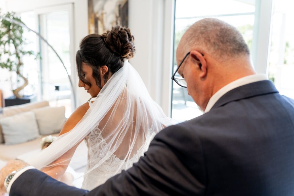 Braut wird von Begleiter für Hochzeit vorbereitet