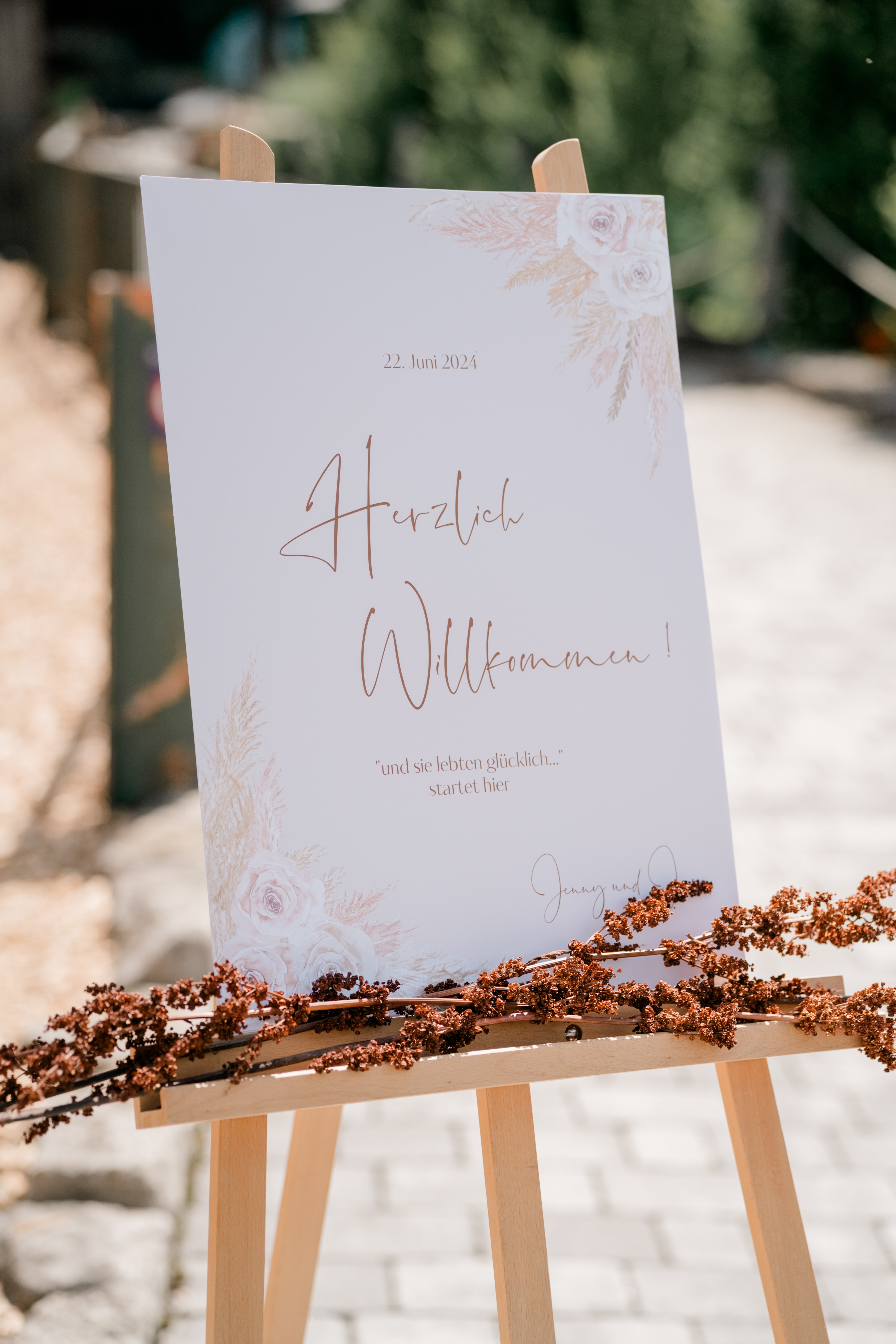 Willkommensschild zur Hochzeit im Freien.
