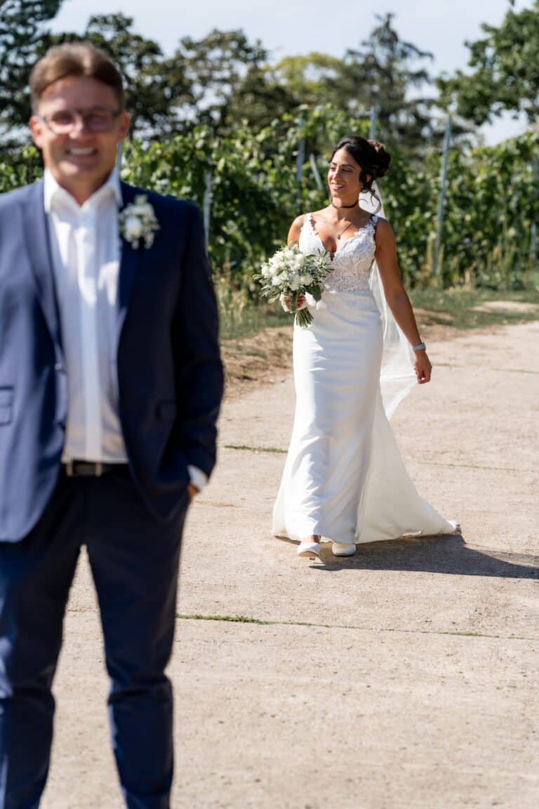 00041-florian-knusper-hochzeitsfotograf-wuerzburg-brautpaar-auf-weinbergweg-Schlosshotel Steinburg Wuerzburg