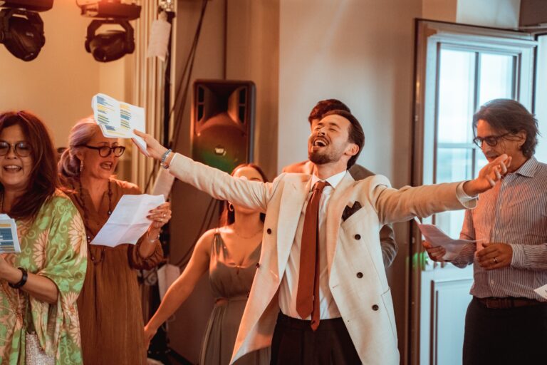 00041-florian-knusper-hochzeitsfotograf-wuerzburg-gruppe-von-gaesten-Vogelsburg Volkach