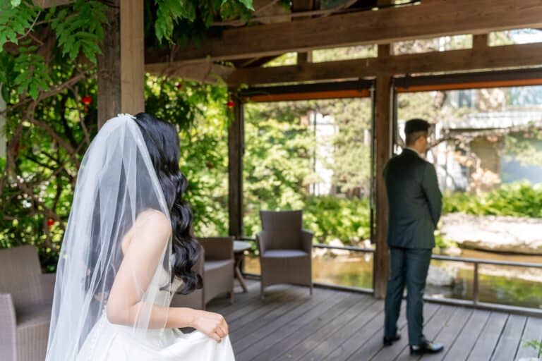 00043-florian-knusper-hochzeitsfotograf-wuerzburg-brautpaar-unter-holzpergola-Hotel Schindlerhof Nuernberg