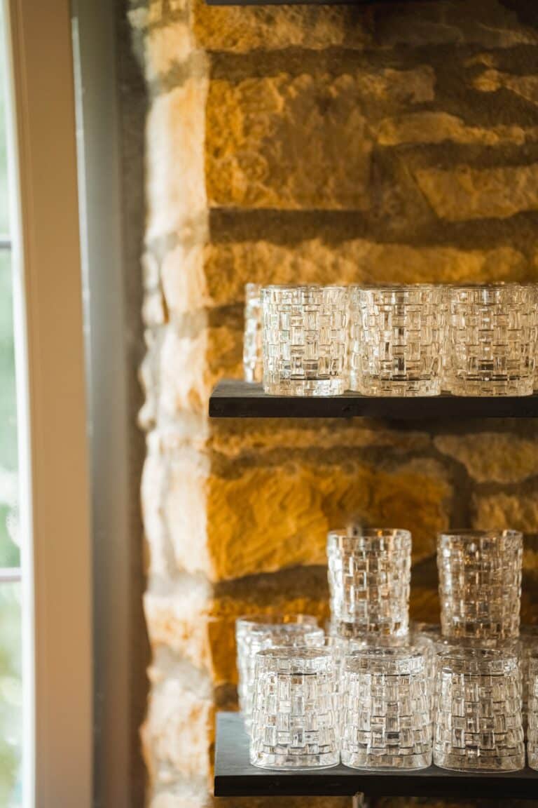 00044-florian-knusper-hochzeitsfotograf-wuerzburg-kerzenhalter-auf-regal-Hotel Freihof Prichsenstadt