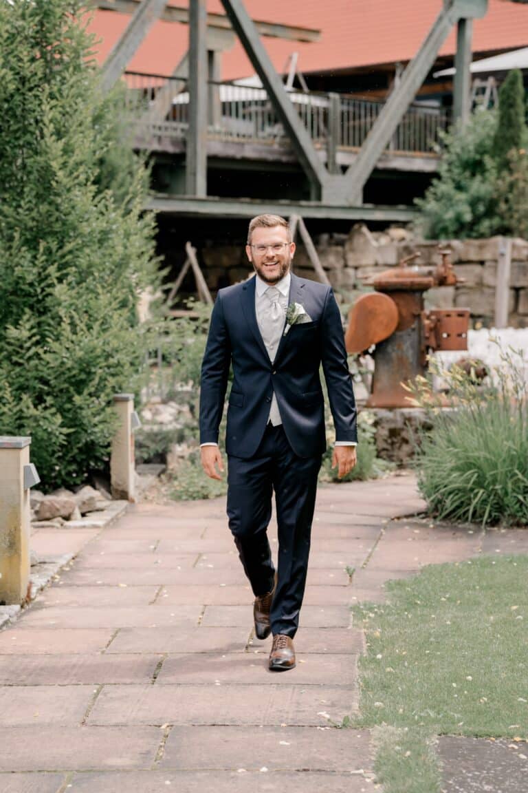 00044-florian-knusper-hochzeitsfotograf-wuerzburg-mann-im-garten-Brückenbaron