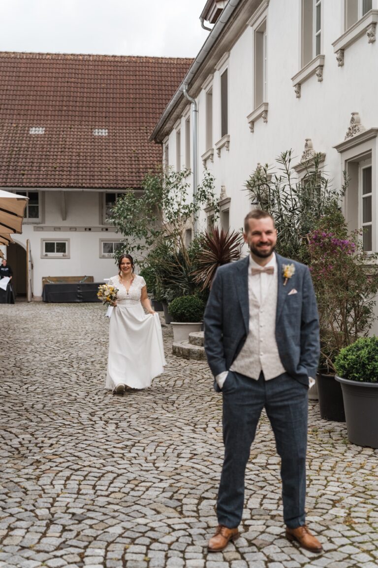 00044-florian-knusper-hochzeitsfotograf-wuerzburg-paar-im-hochzeitskleidung-Winzerhof Stahl