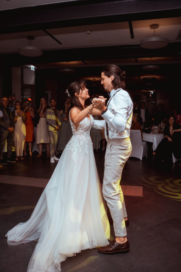 00045-florian-knusper-hochzeitsfotograf-wuerzburg-brautpaar-beim-hochzeitstanz-Vogelsburg Volkach