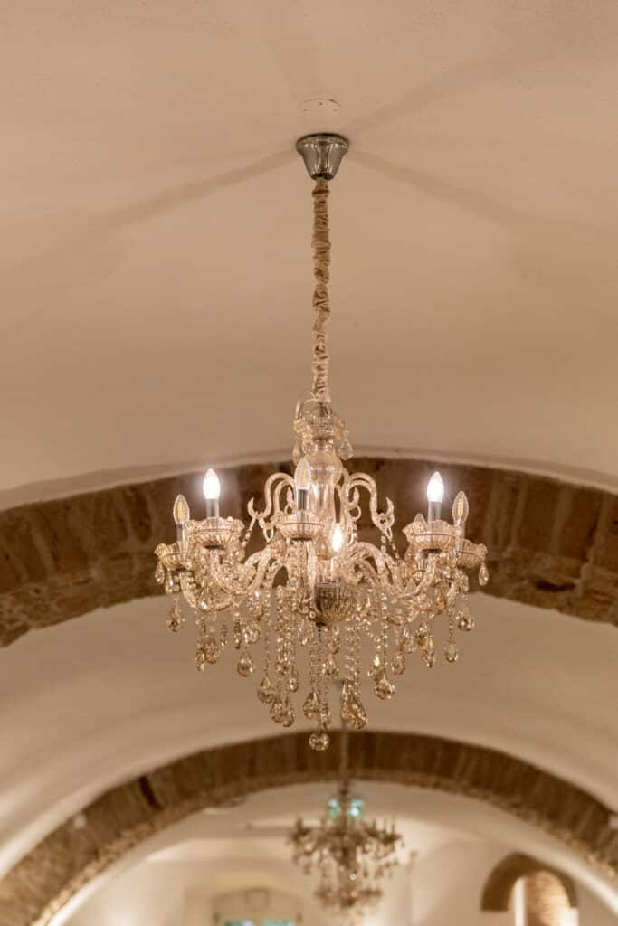 Prunkvoller Kronleuchter in eleganter Hochzeitslocation