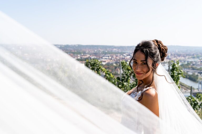 00046-florian-knusper-hochzeitsfotograf-wuerzburg-braut-mit-schleier-im-freien-Schlosshotel Steinburg Wuerzburg