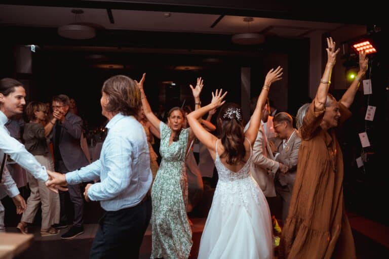 00046-florian-knusper-hochzeitsfotograf-wuerzburg-tanzende-gaeste-im-festsaal-Vogelsburg Volkach