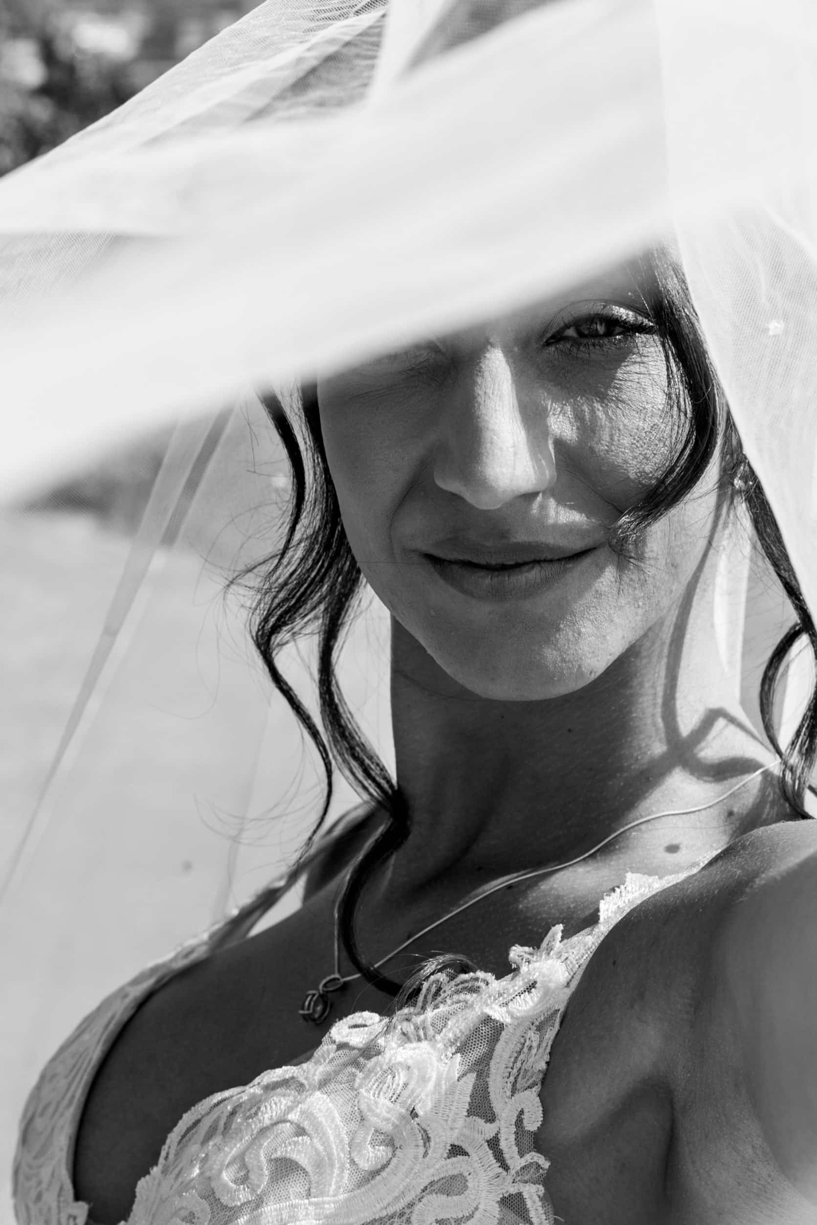 Braut mit Schleier im natürlichen Licht.