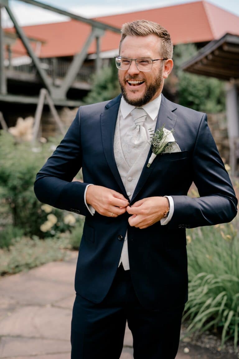 00050-florian-knusper-hochzeitsfotograf-wuerzburg-anzug-im-garten-Brückenbaron