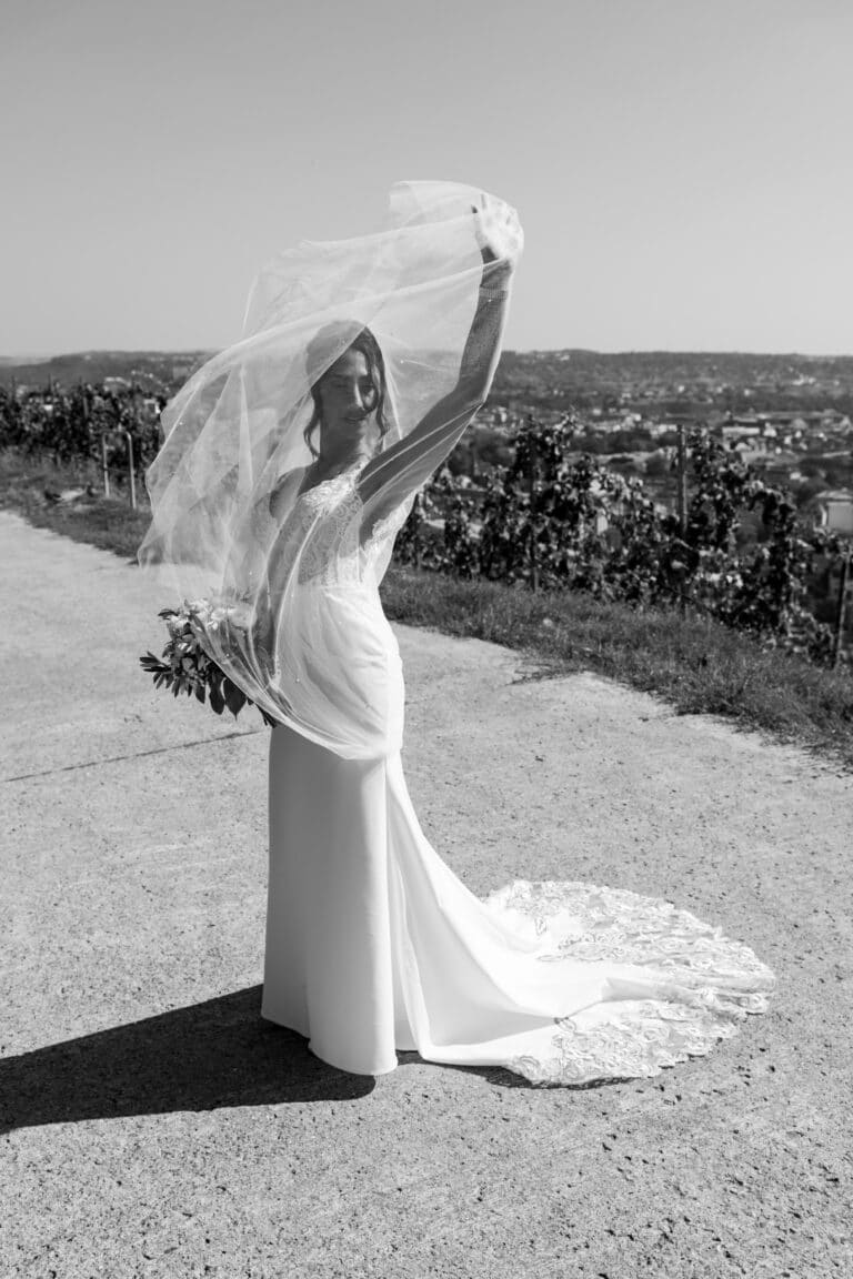 00050-florian-knusper-hochzeitsfotograf-wuerzburg-braut-im-freien-Schlosshotel Steinburg Wuerzburg