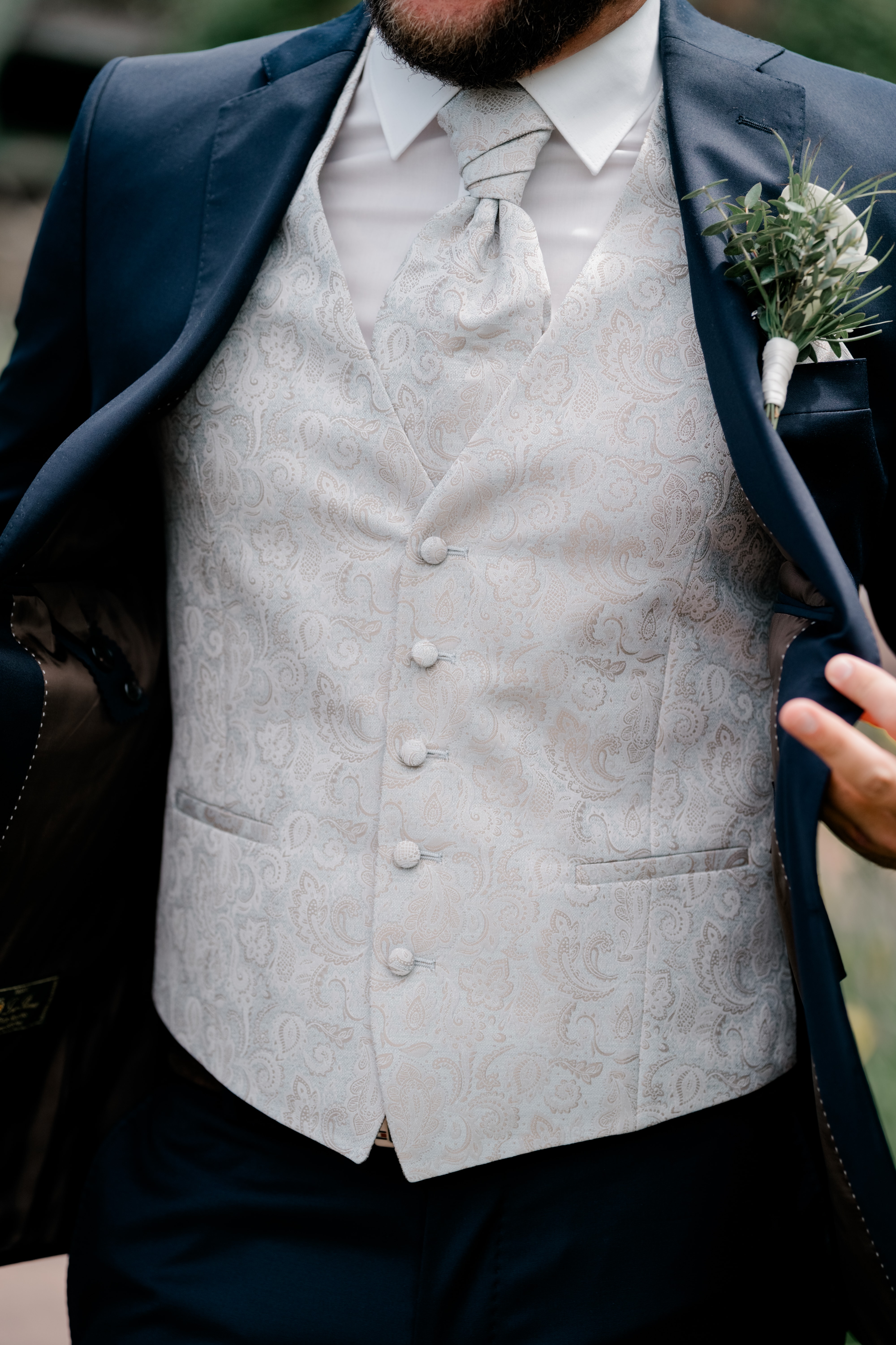 Eleganter Hochzeitsanzug mit floraler Weste