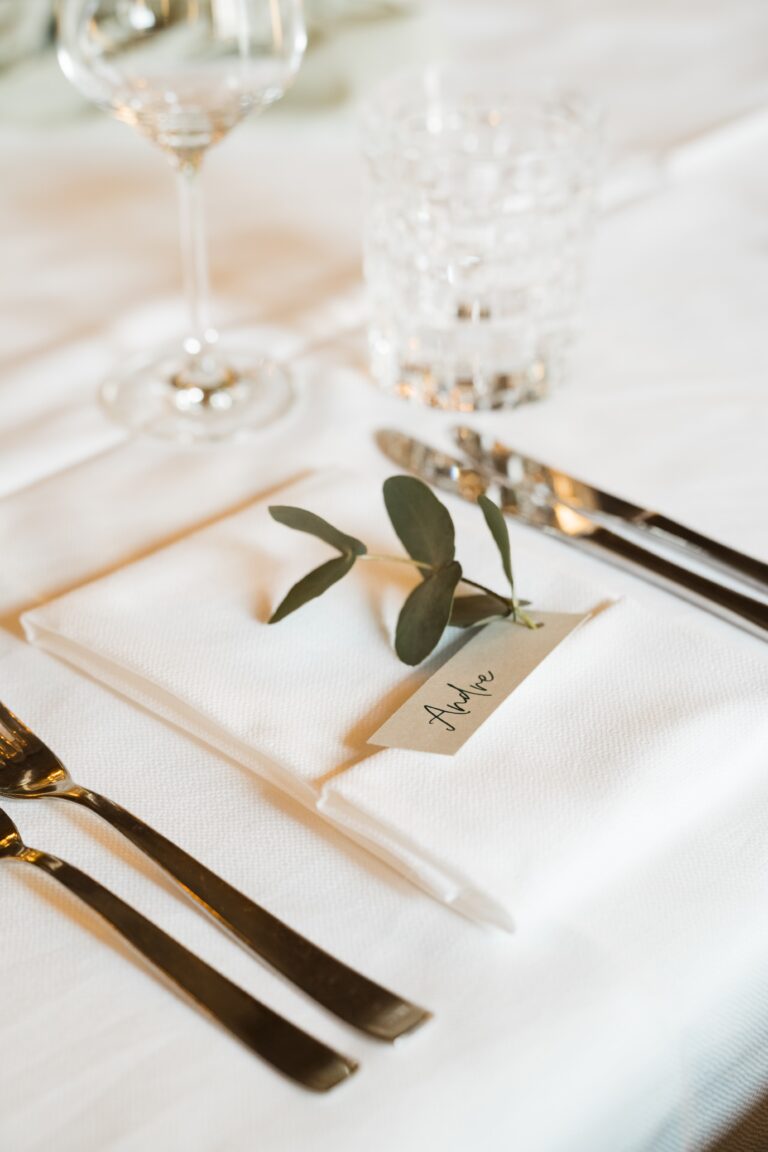 00051-florian-knusper-hochzeitsfotograf-wuerzburg-gedeckter-tisch-mit-namenskarte-Hotel Freihof Prichsenstadt