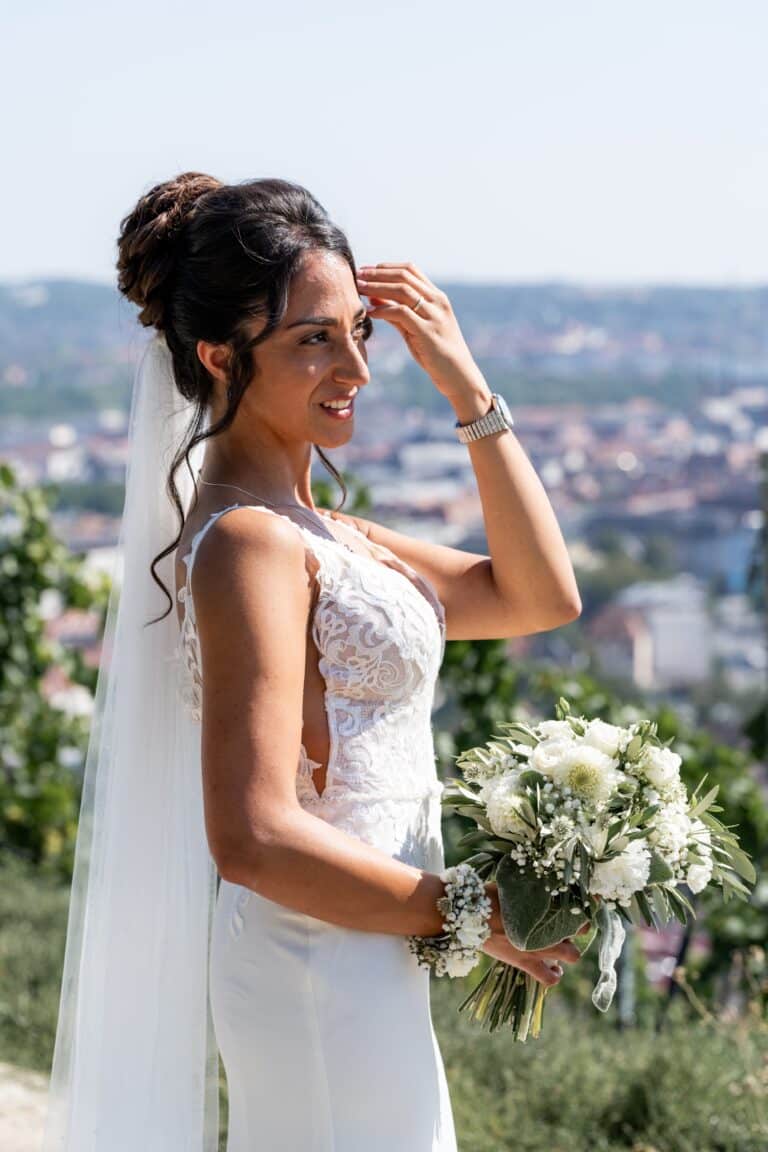 00054-florian-knusper-hochzeitsfotograf-wuerzburg-braut-mit-blumenstrauss-Schlosshotel Steinburg Wuerzburg