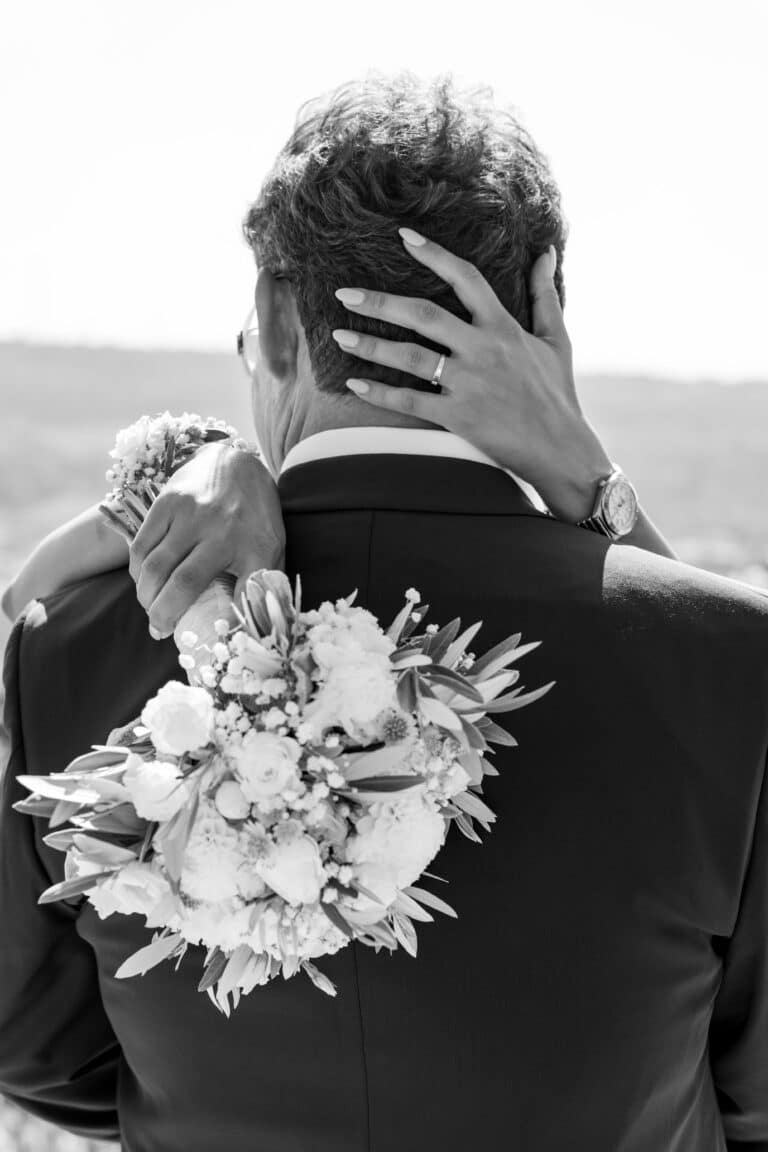 00058-florian-knusper-hochzeitsfotograf-wuerzburg-brautpaar-umarmung-blumenstrauss-Schlosshotel Steinburg Wuerzburg