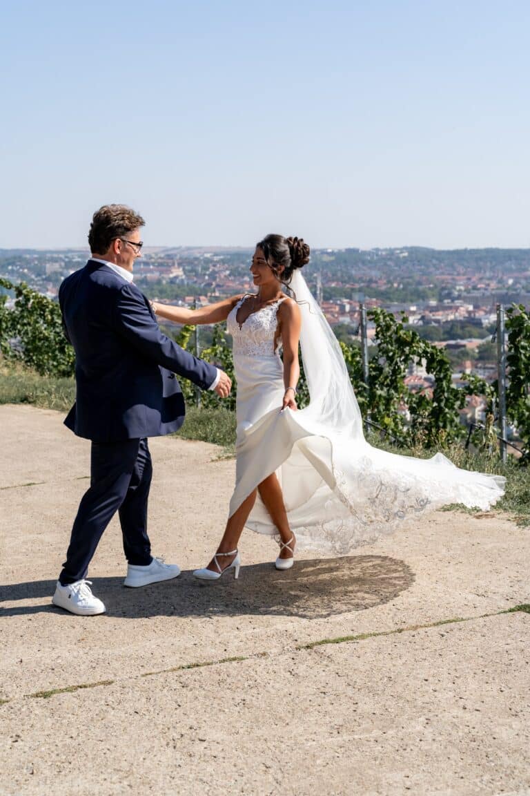 00059-florian-knusper-hochzeitsfotograf-wuerzburg-brautpaar-im-freien-Schlosshotel Steinburg Wuerzburg
