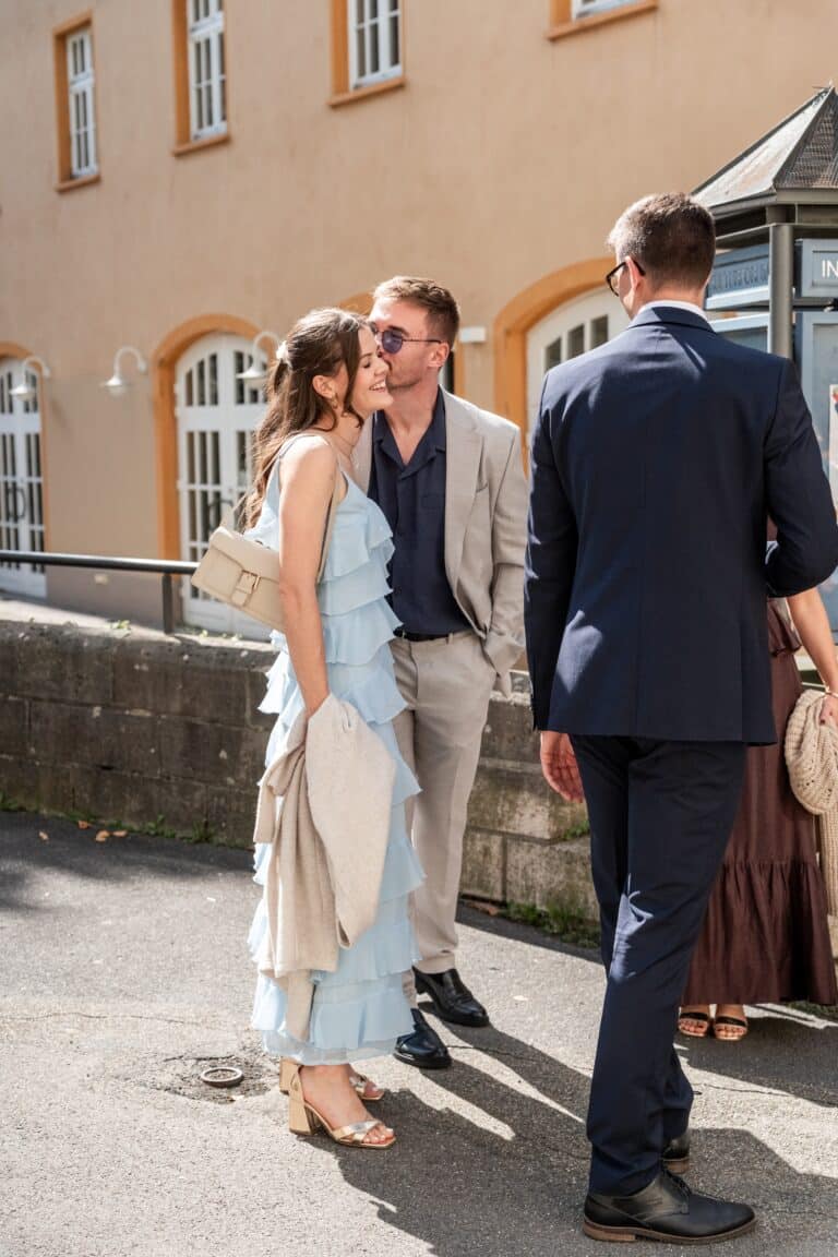 00059-florian-knusper-hochzeitsfotograf-wuerzburg-gaeste-vor-location-villa-oriental