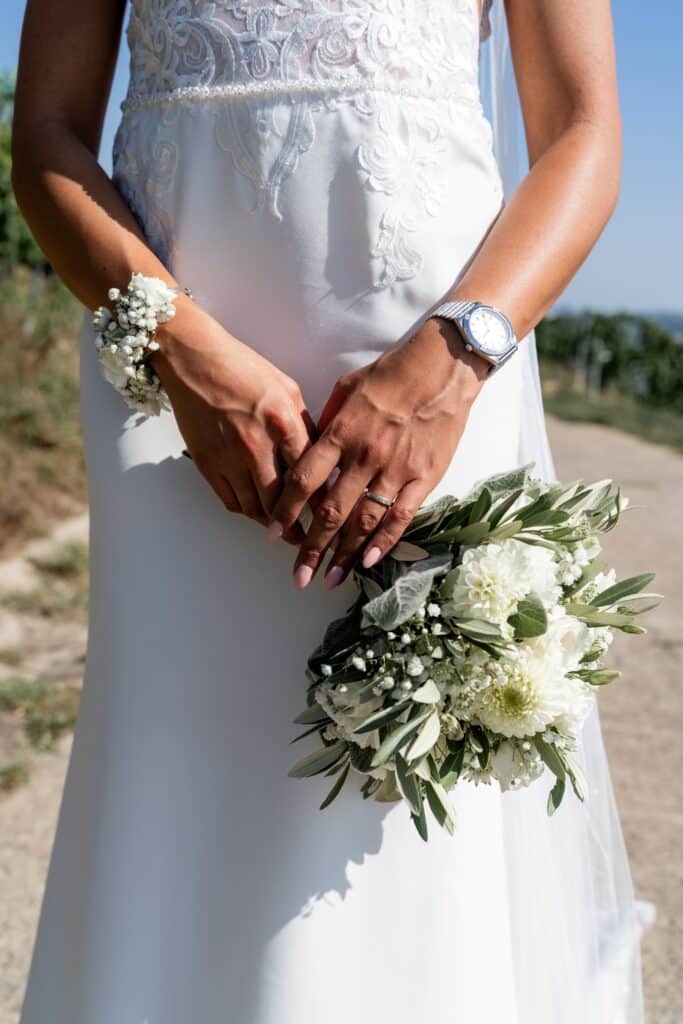 Braut mit Blumenstrauß im Freien