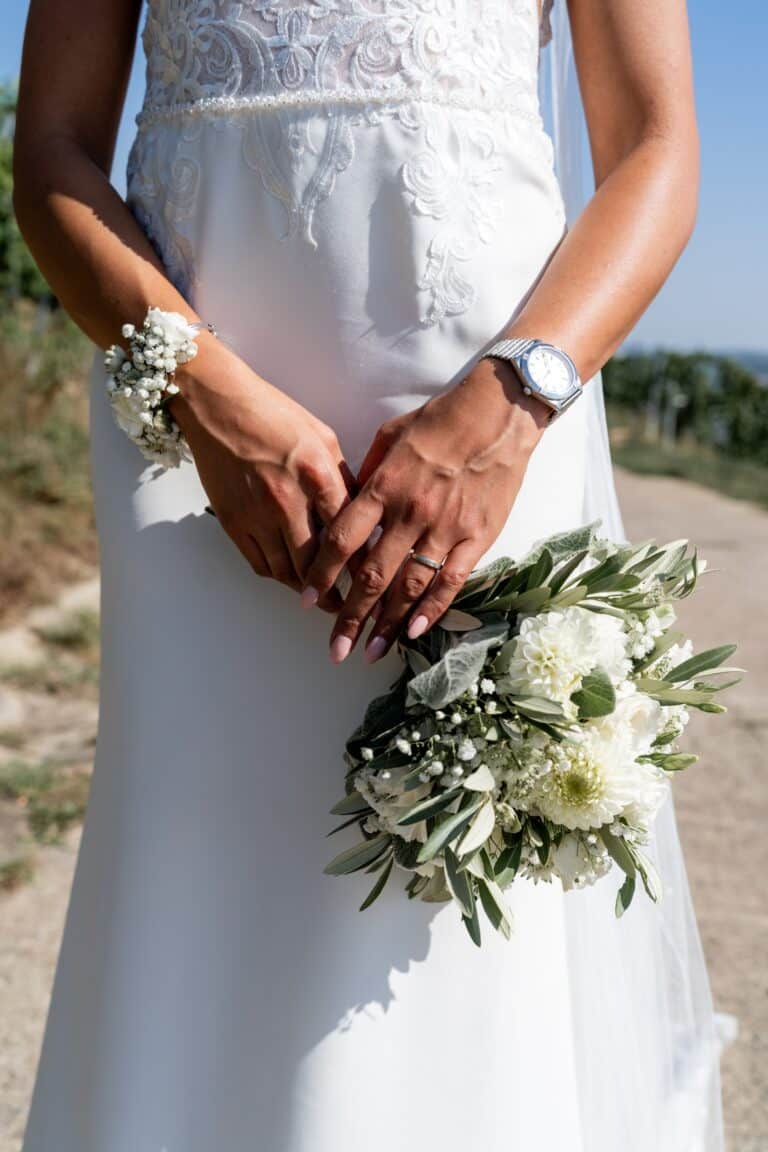 00061-florian-knusper-hochzeitsfotograf-wuerzburg-braut-mit-blumenstrauss-Schlosshotel Steinburg Wuerzburg