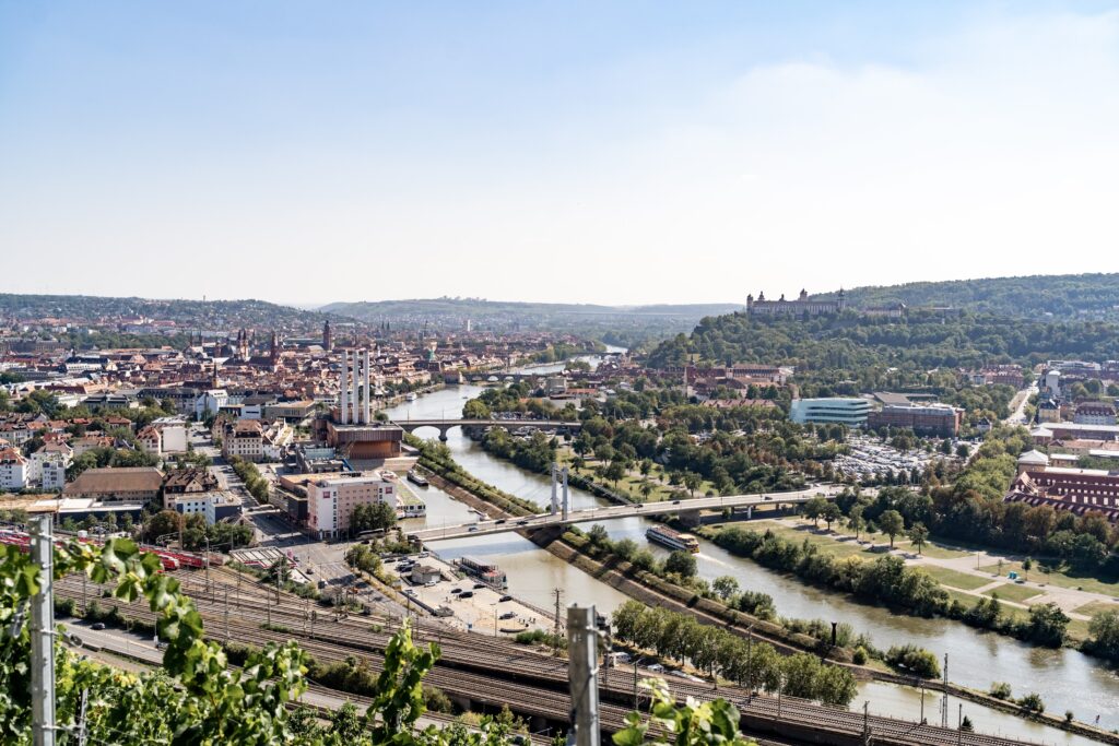 Flusslandschaft mit Stadthintergrund