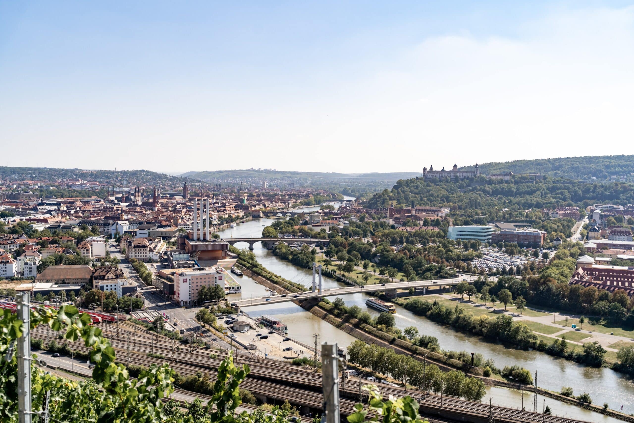 Flusslandschaft mit Stadthintergrund