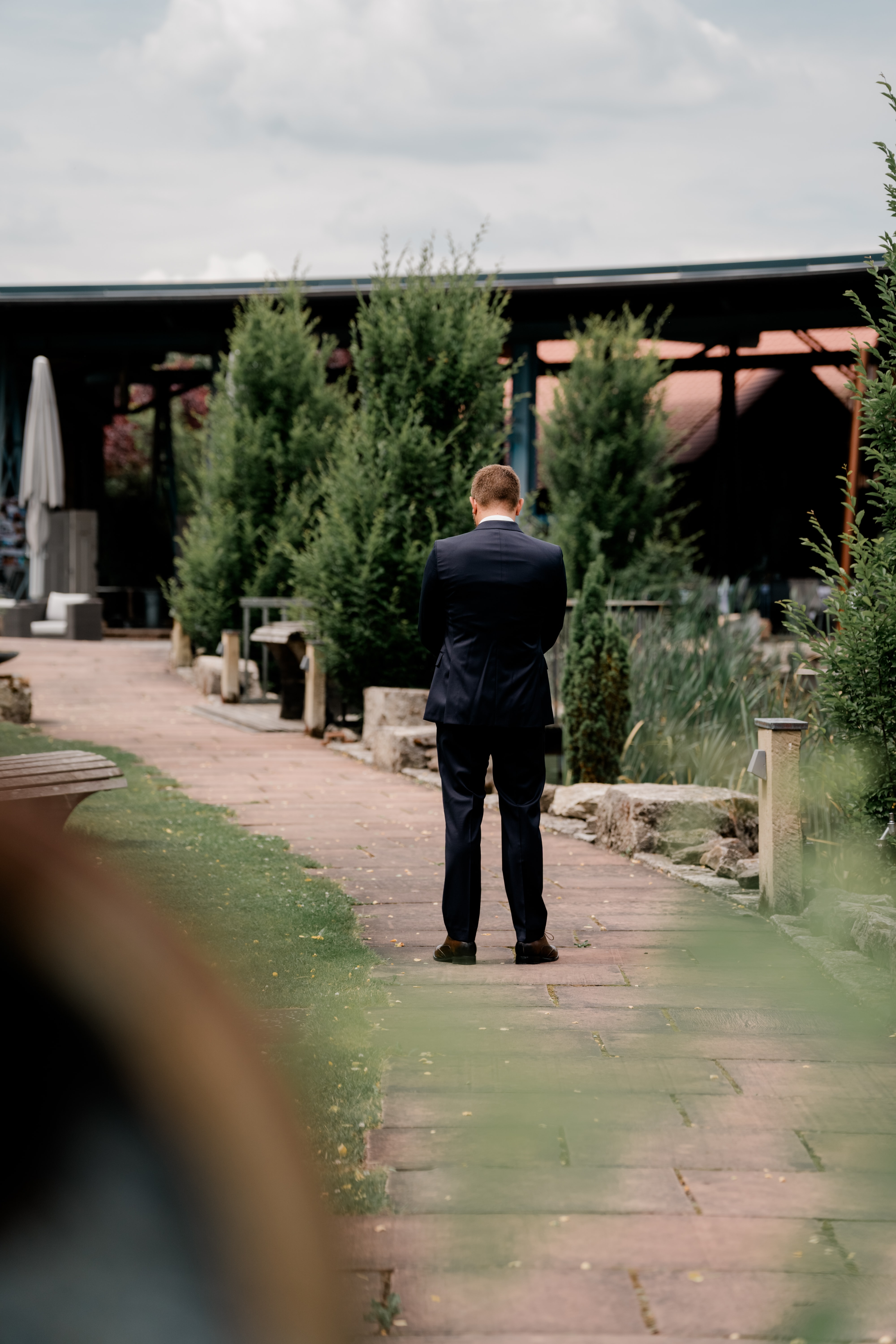 Gartenweg mit elegant gekleideter Person