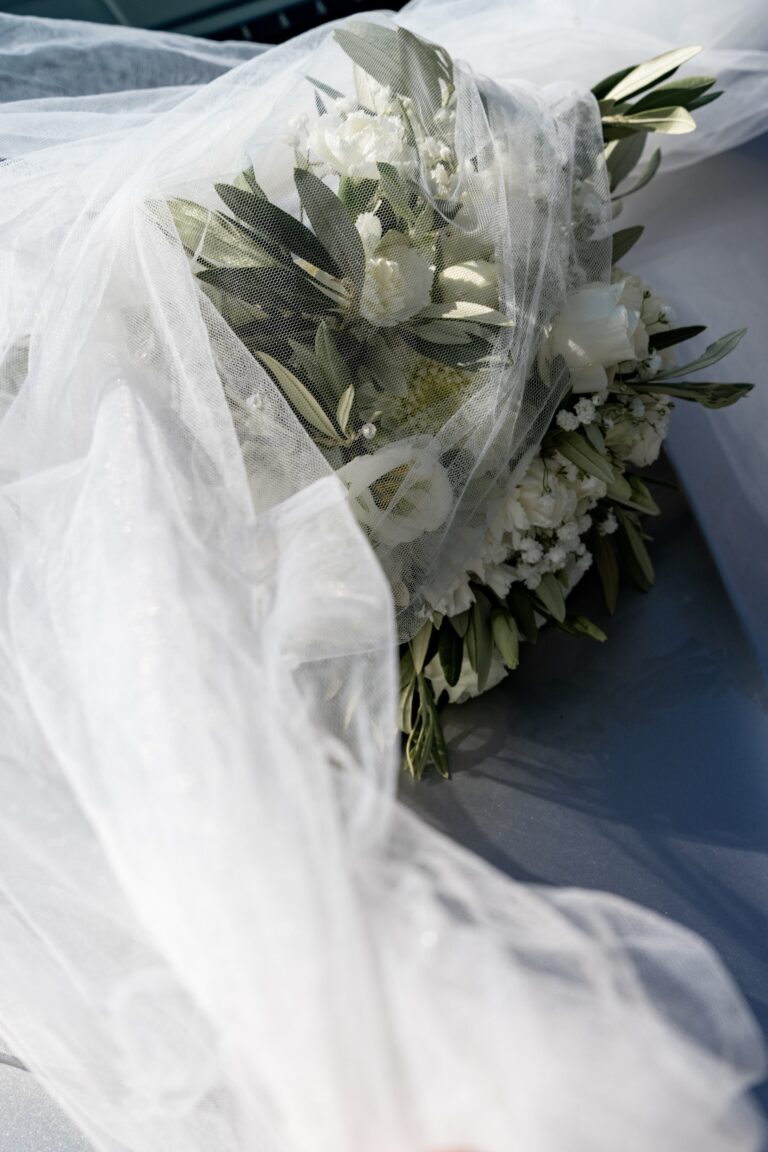 00063-florian-knusper-hochzeitsfotograf-wuerzburg-brautstrauss-mit-tuell-Schlosshotel Steinburg Wuerzburg