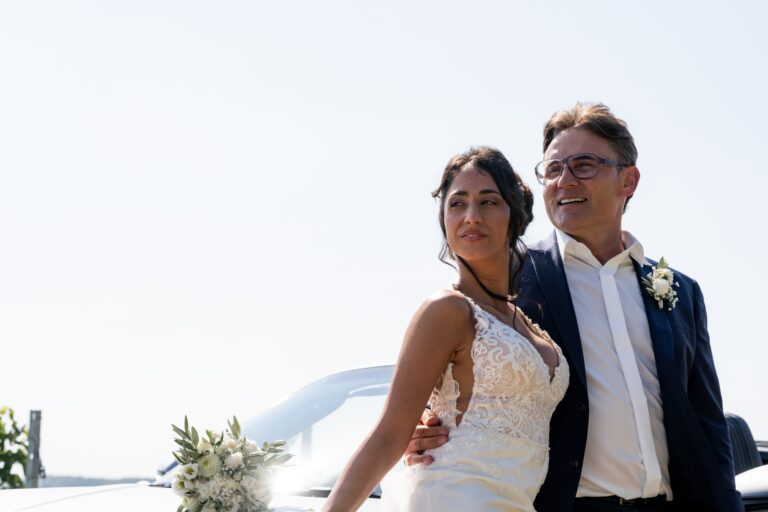 00064-florian-knusper-hochzeitsfotograf-wuerzburg-brautpaar-vor-auto-Schlosshotel Steinburg Wuerzburg