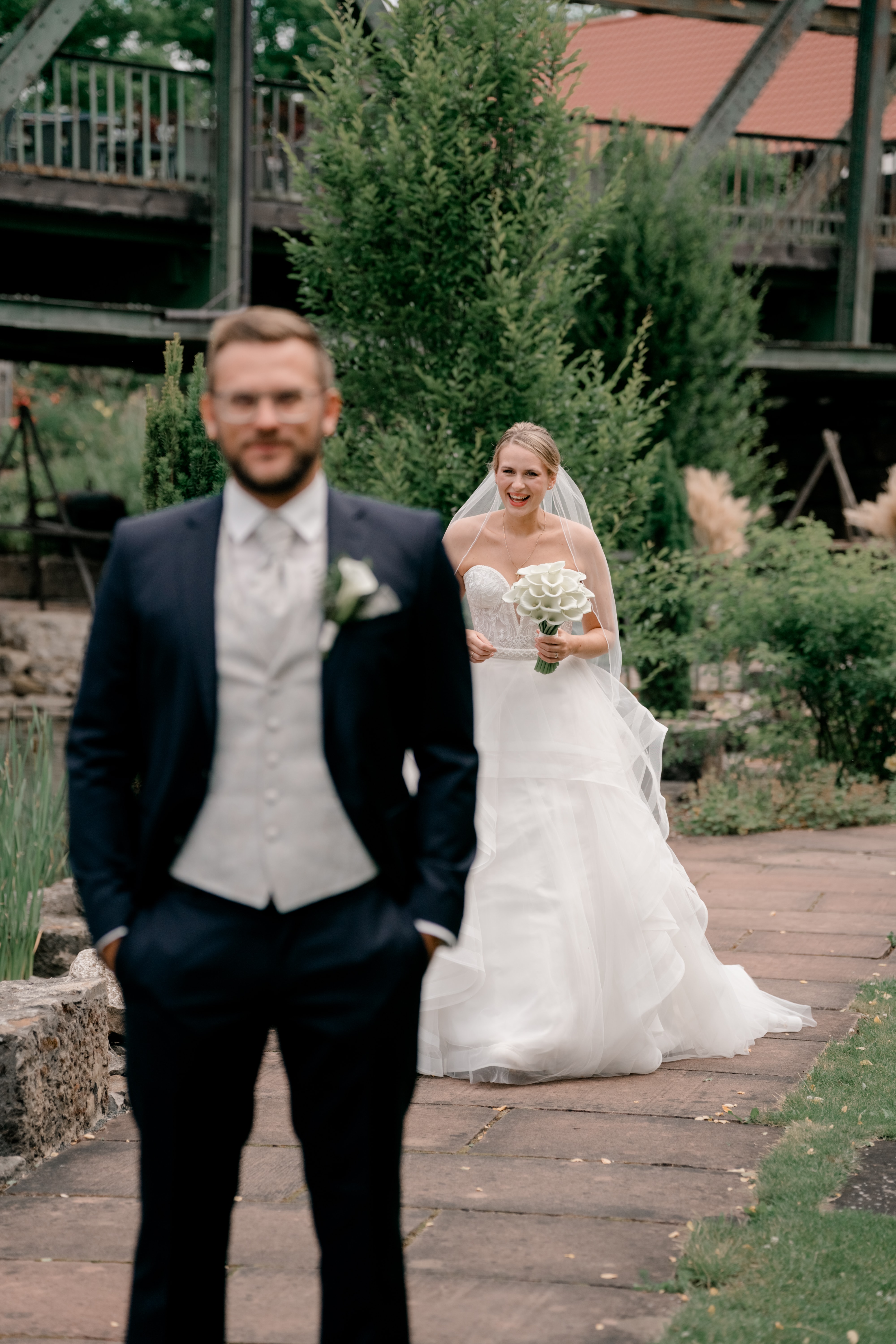 Brautpaar im Garten vor erster Begegnung