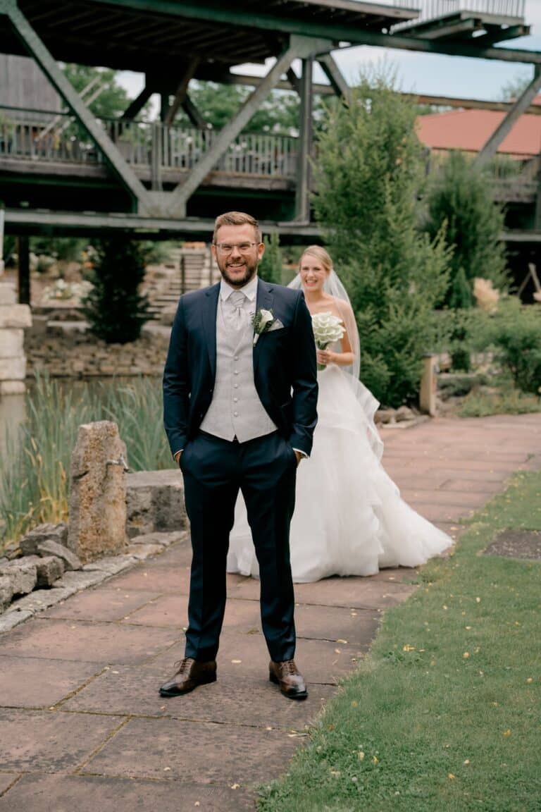 00069-florian-knusper-hochzeitsfotograf-wuerzburg-paar-im-garten-Brückenbaron