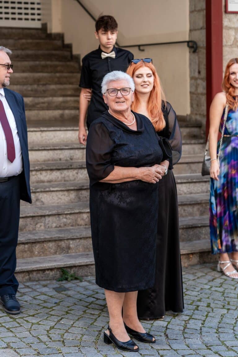 00071-florian-knusper-hochzeitsfotograf-wuerzburg-gruppe-von-gaesten-villa-oriental