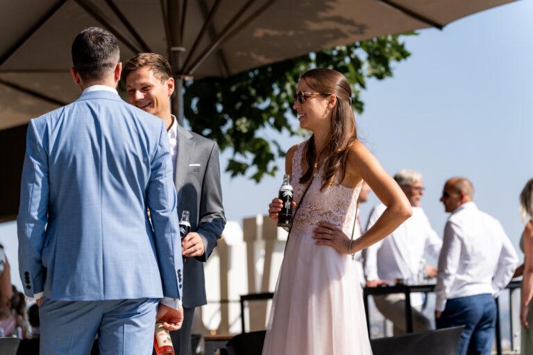 00072-florian-knusper-hochzeitsfotograf-wuerzburg-gruppe-von-gaesten-Schlosshotel Steinburg Wuerzburg