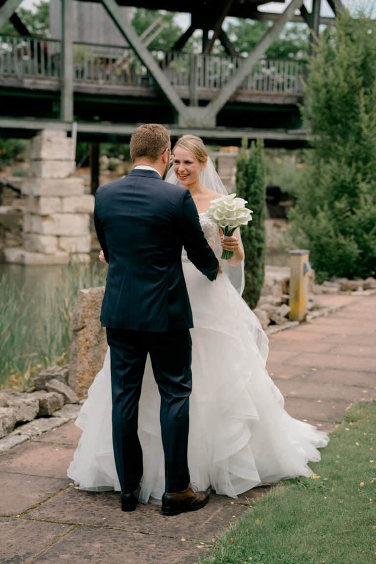 00073-florian-knusper-hochzeitsfotograf-wuerzburg-brautpaar-im-garten-Brückenbaron