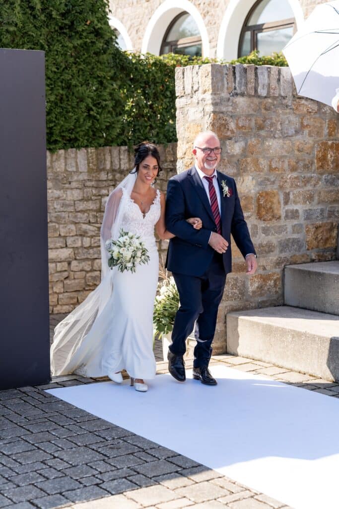 Braut mit Begleitung auf Hochzeitsempfang