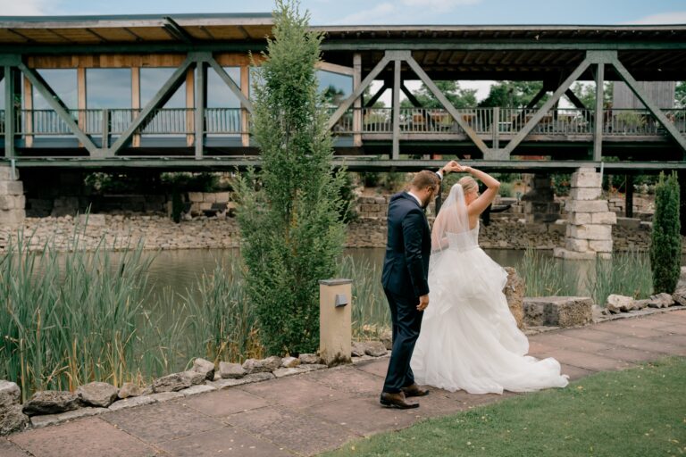 00075-florian-knusper-hochzeitsfotograf-wuerzburg-brautpaar-am-flussufer-Brückenbaron