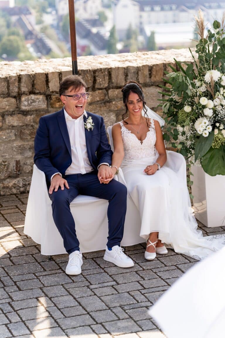 00076-florian-knusper-hochzeitsfotograf-wuerzburg-brautpaar-im-freien-Schlosshotel Steinburg Wuerzburg